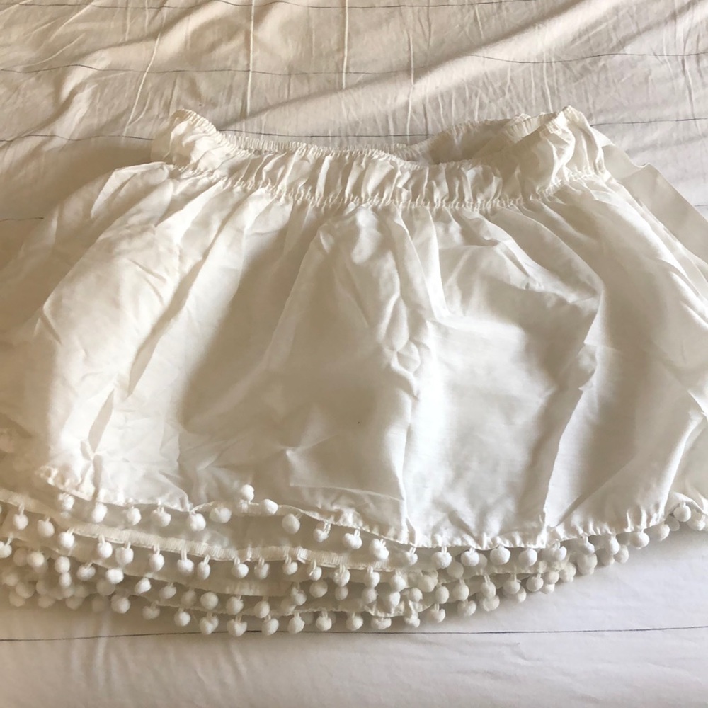 Full bed size bed skirt